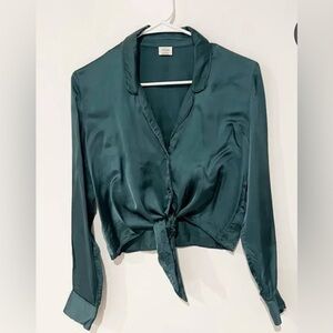 Aritiza Wilfred hunter green satin tie front shirt- M